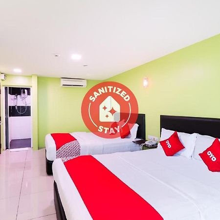 Oyo 89665 Royale City Hotel Sepang Bagian luar foto