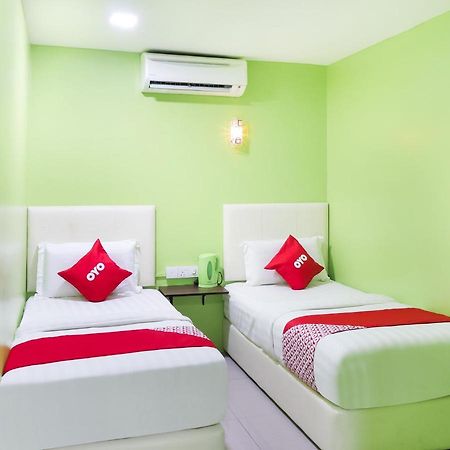Oyo 89665 Royale City Hotel Sepang Bagian luar foto