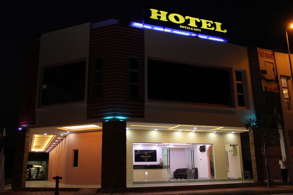 Oyo 89665 Royale City Hotel Sepang Bagian luar foto