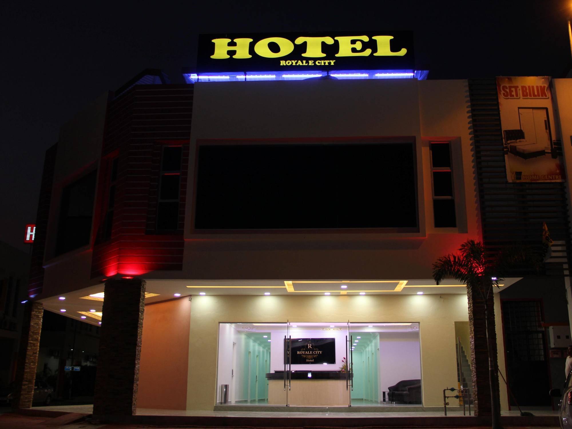 Oyo 89665 Royale City Hotel Sepang Bagian luar foto