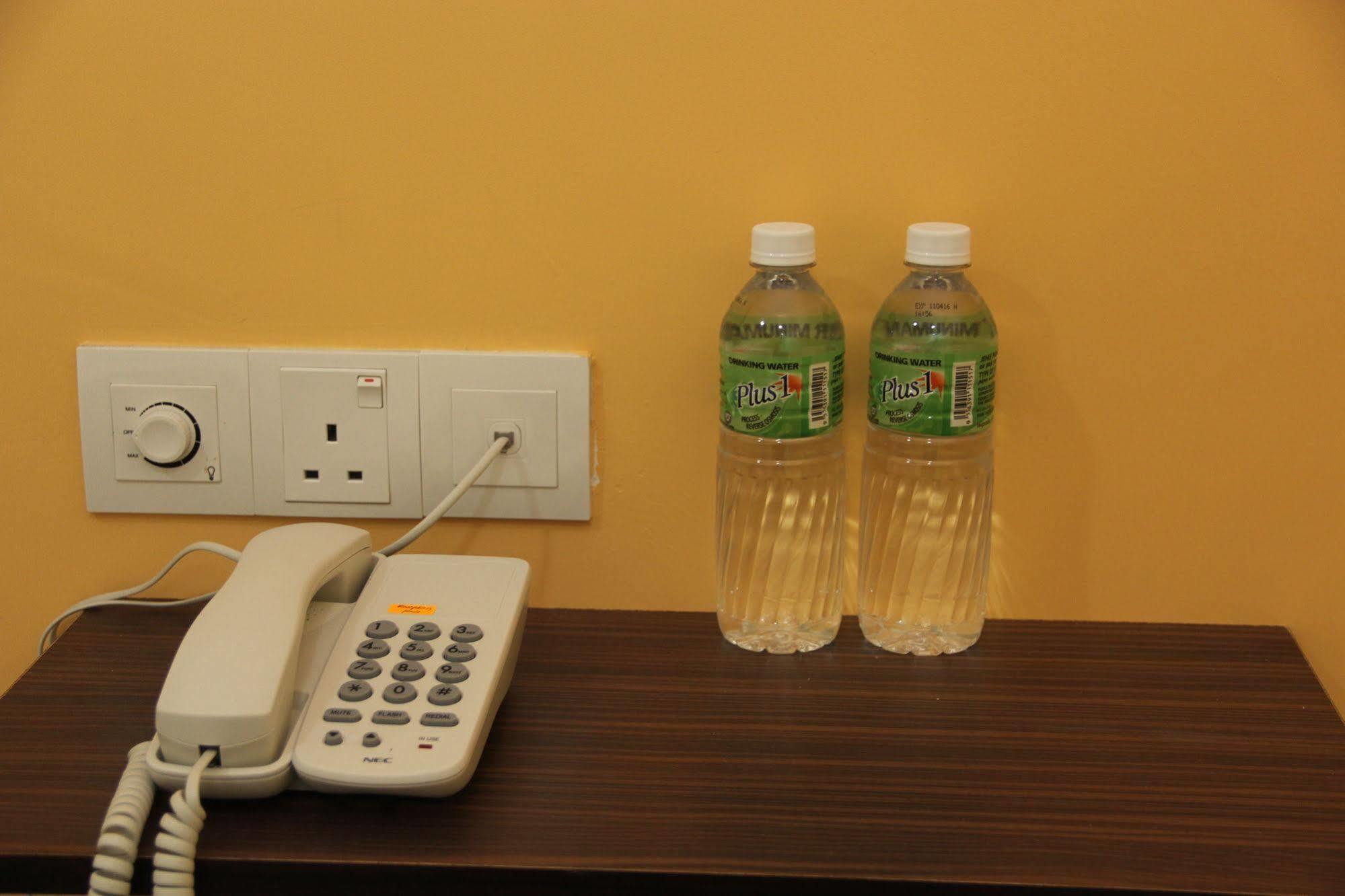 Oyo 89665 Royale City Hotel Sepang Bagian luar foto