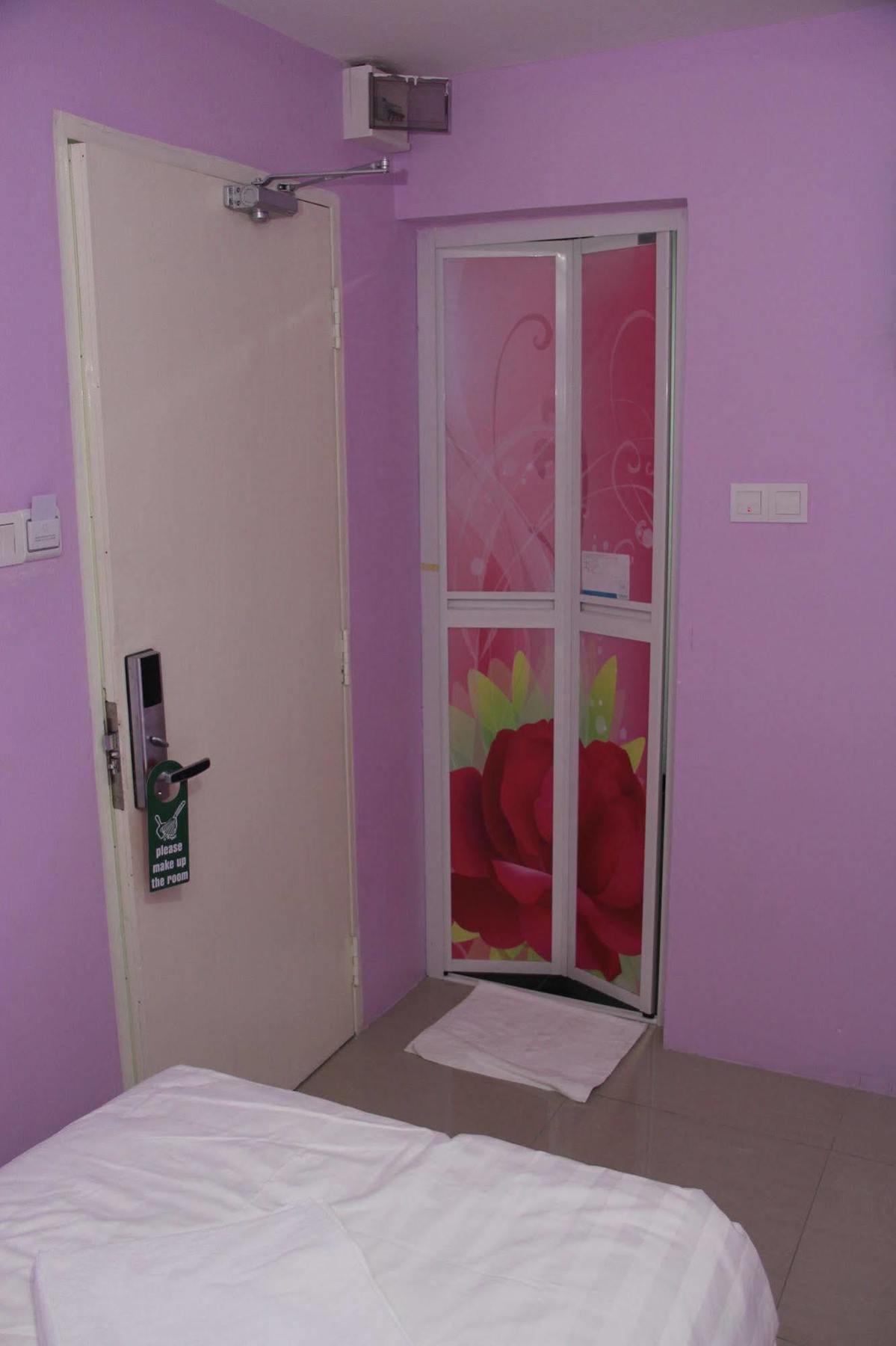 Oyo 89665 Royale City Hotel Sepang Bagian luar foto
