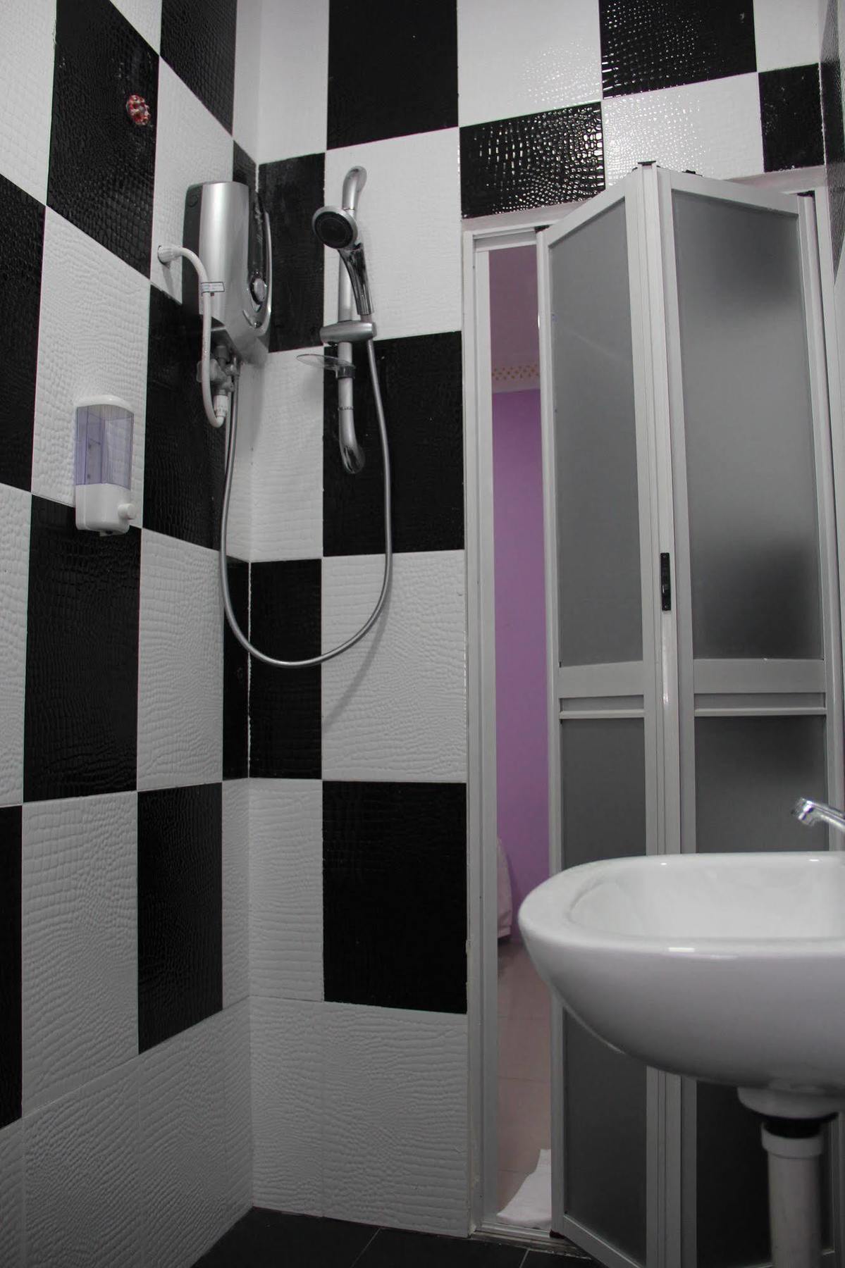Oyo 89665 Royale City Hotel Sepang Bagian luar foto