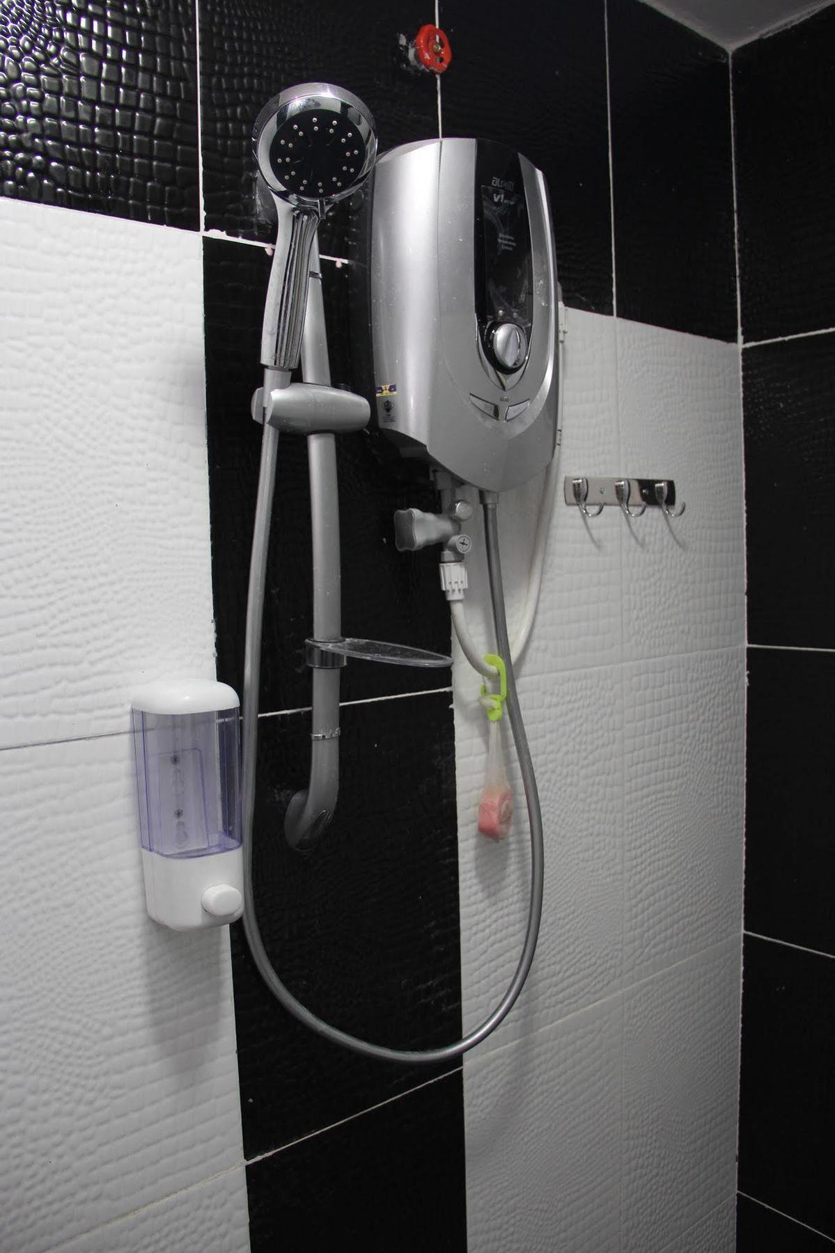 Oyo 89665 Royale City Hotel Sepang Bagian luar foto
