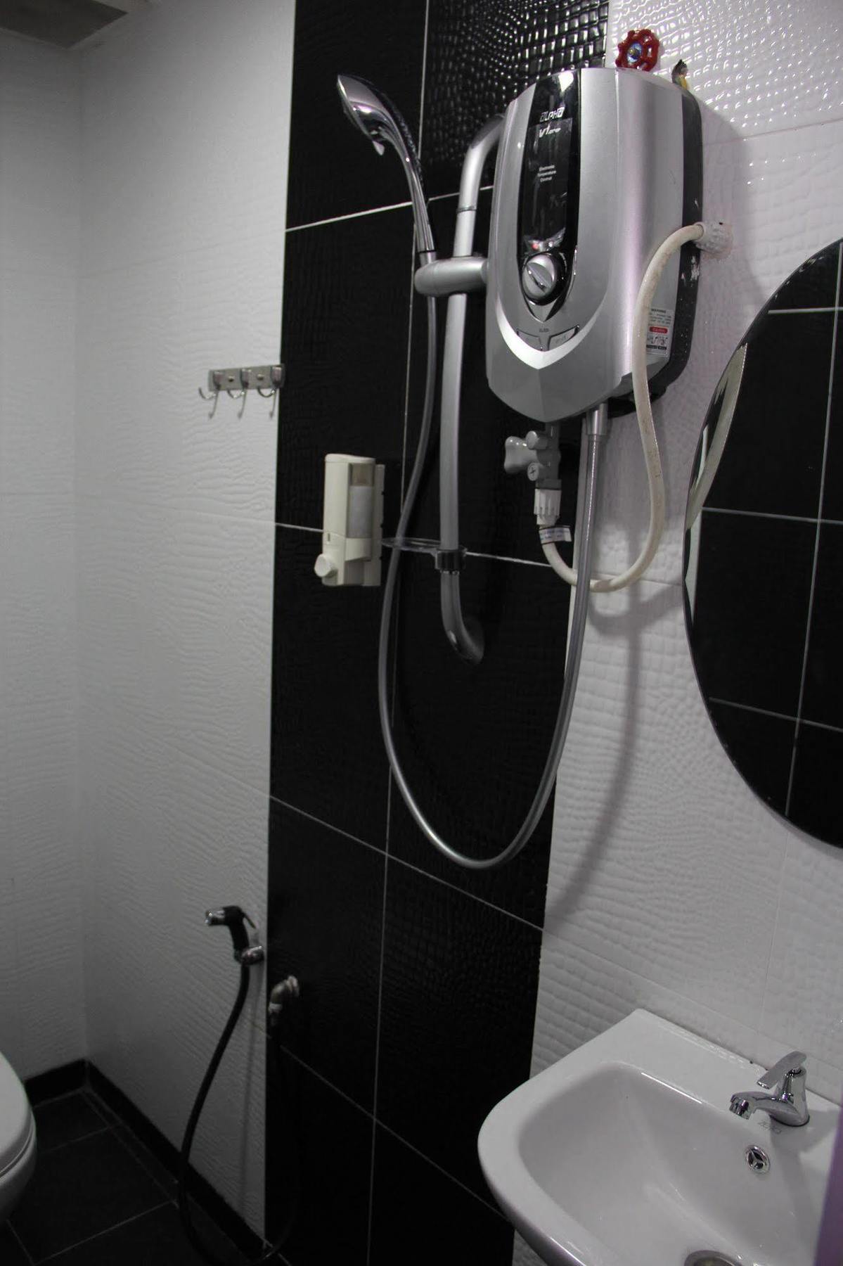 Oyo 89665 Royale City Hotel Sepang Bagian luar foto