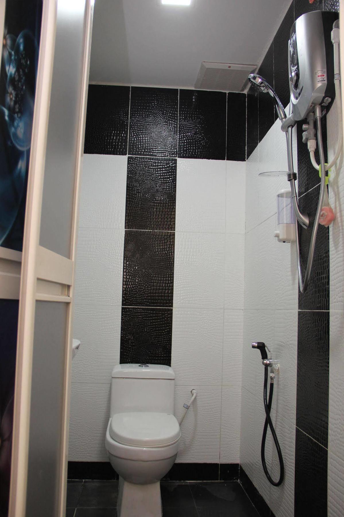 Oyo 89665 Royale City Hotel Sepang Bagian luar foto