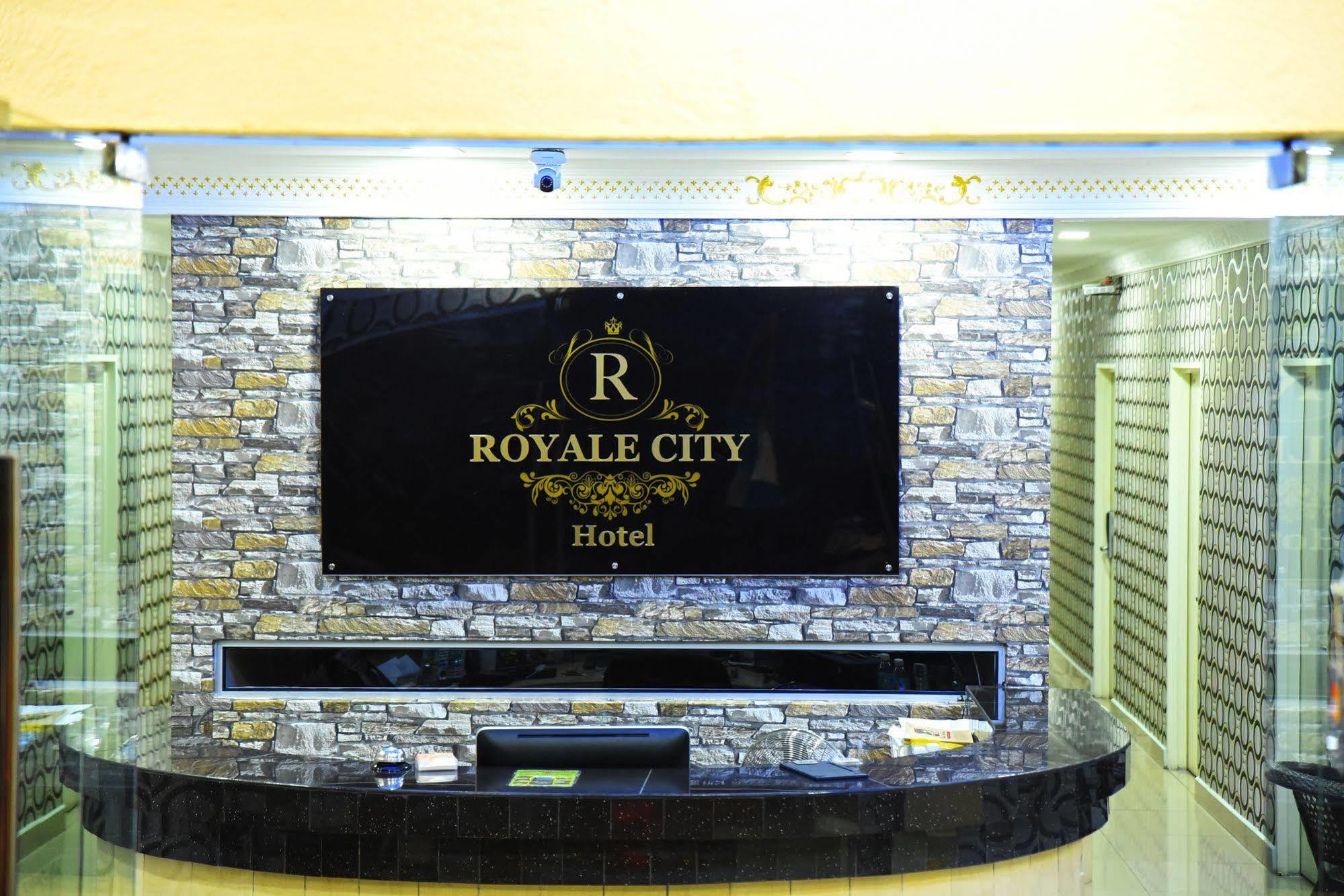 Oyo 89665 Royale City Hotel Sepang Bagian luar foto