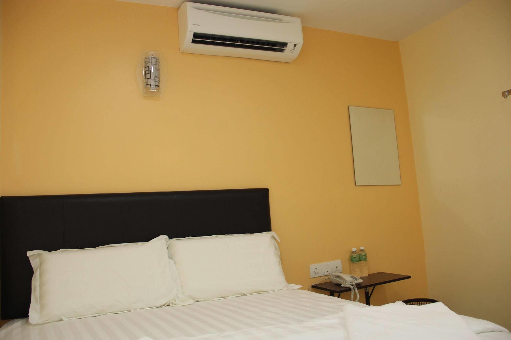 Oyo 89665 Royale City Hotel Sepang Bagian luar foto