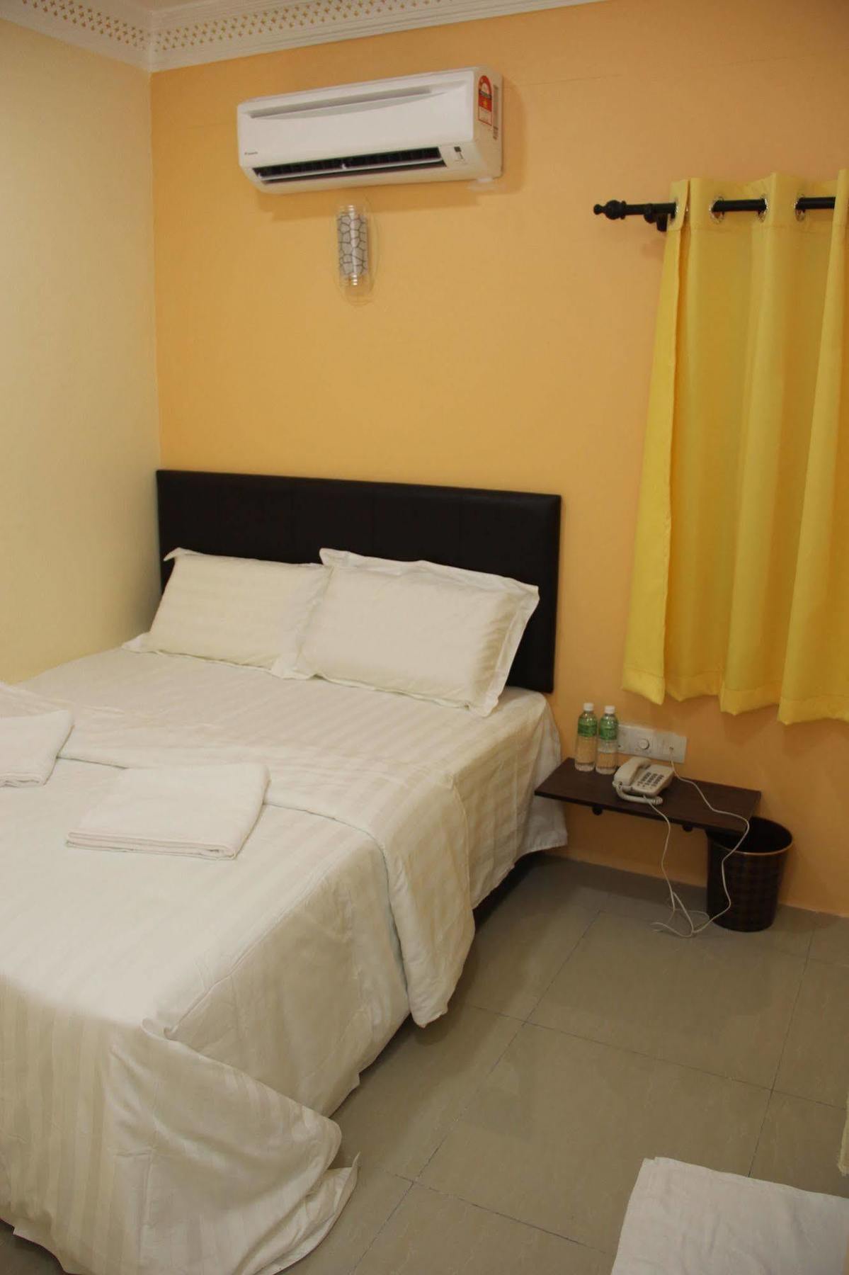 Oyo 89665 Royale City Hotel Sepang Bagian luar foto
