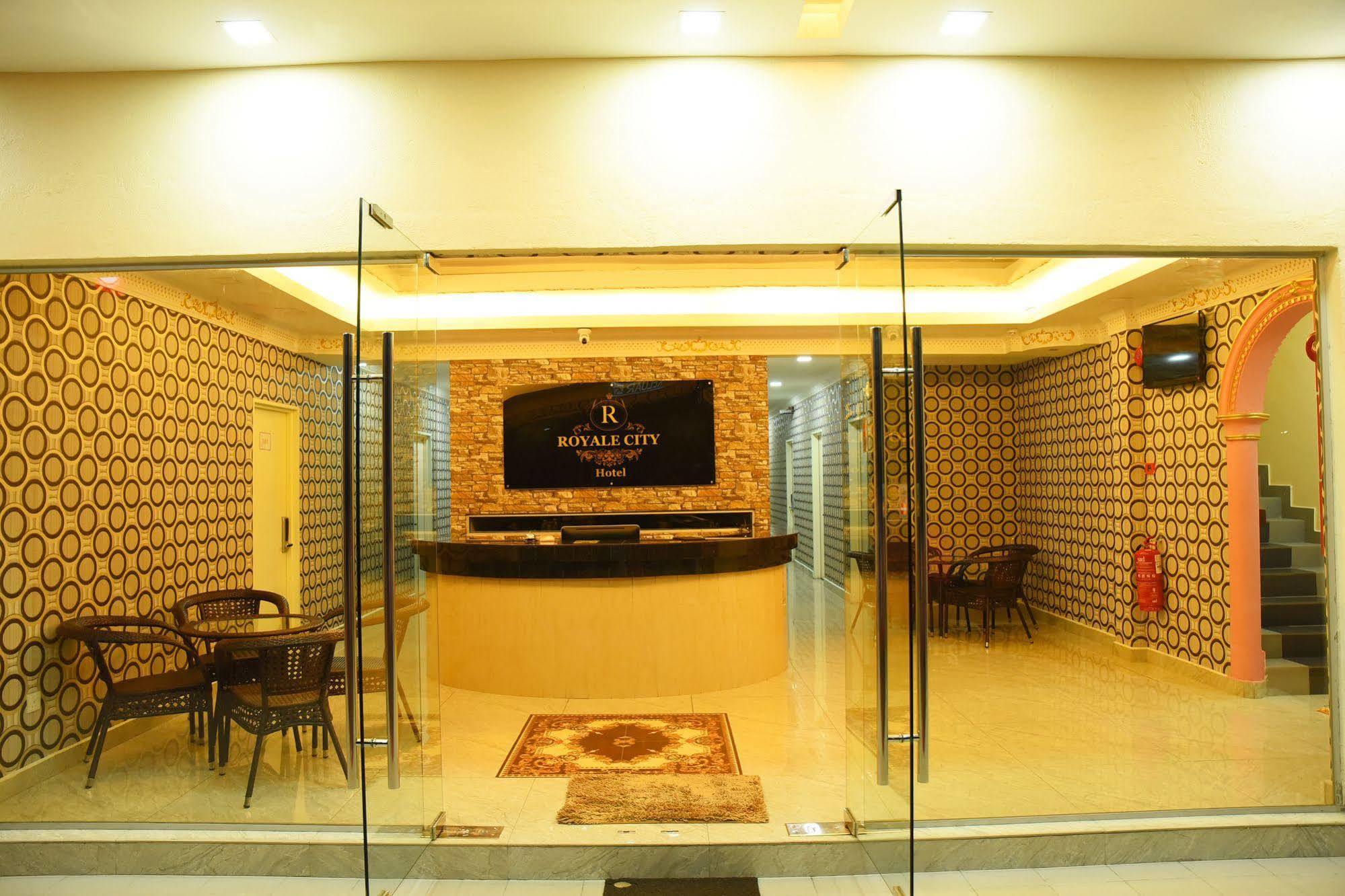 Oyo 89665 Royale City Hotel Sepang Bagian luar foto