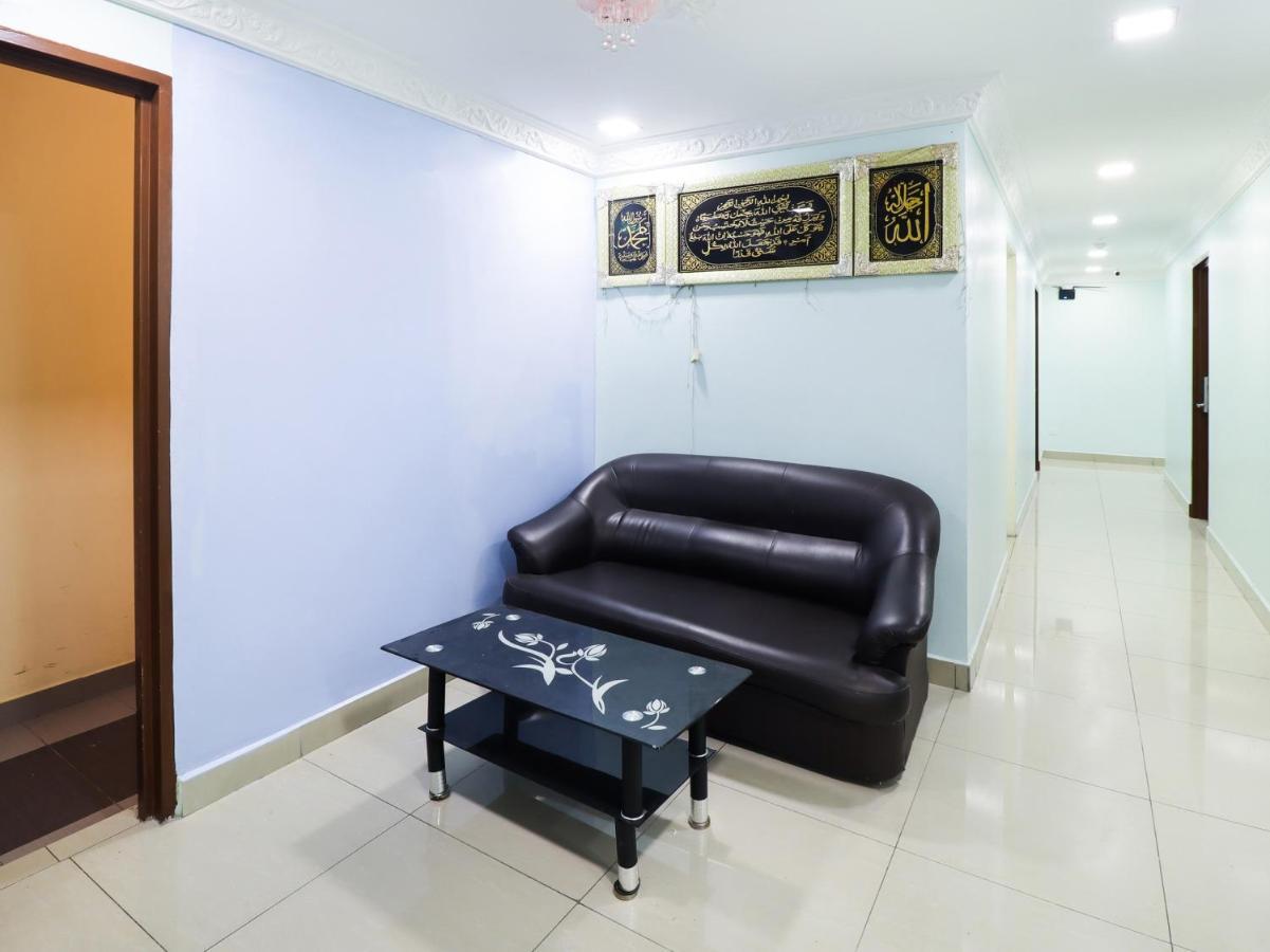 Oyo 89665 Royale City Hotel Sepang Bagian luar foto