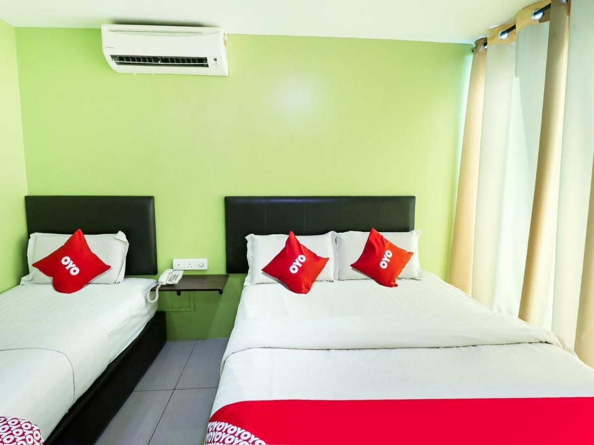 Oyo 89665 Royale City Hotel Sepang Bagian luar foto