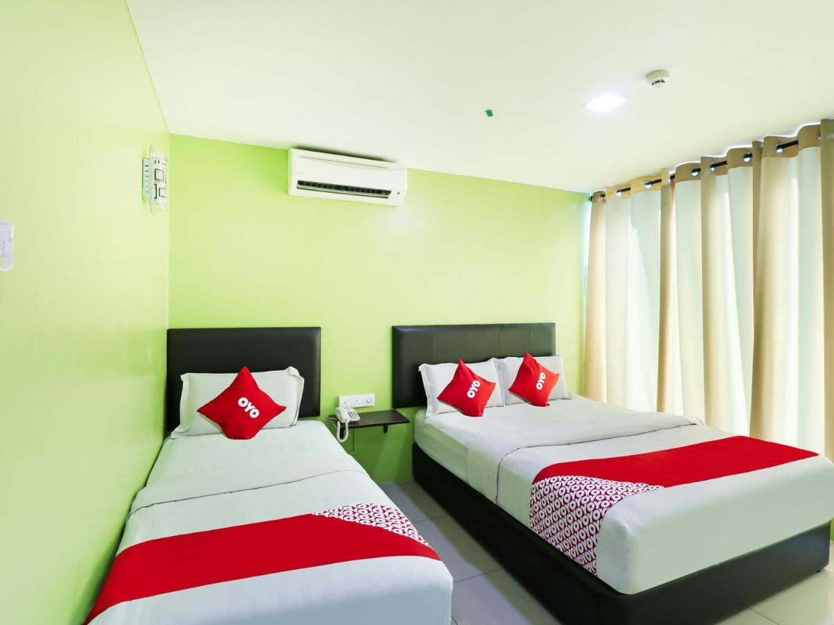 Oyo 89665 Royale City Hotel Sepang Bagian luar foto