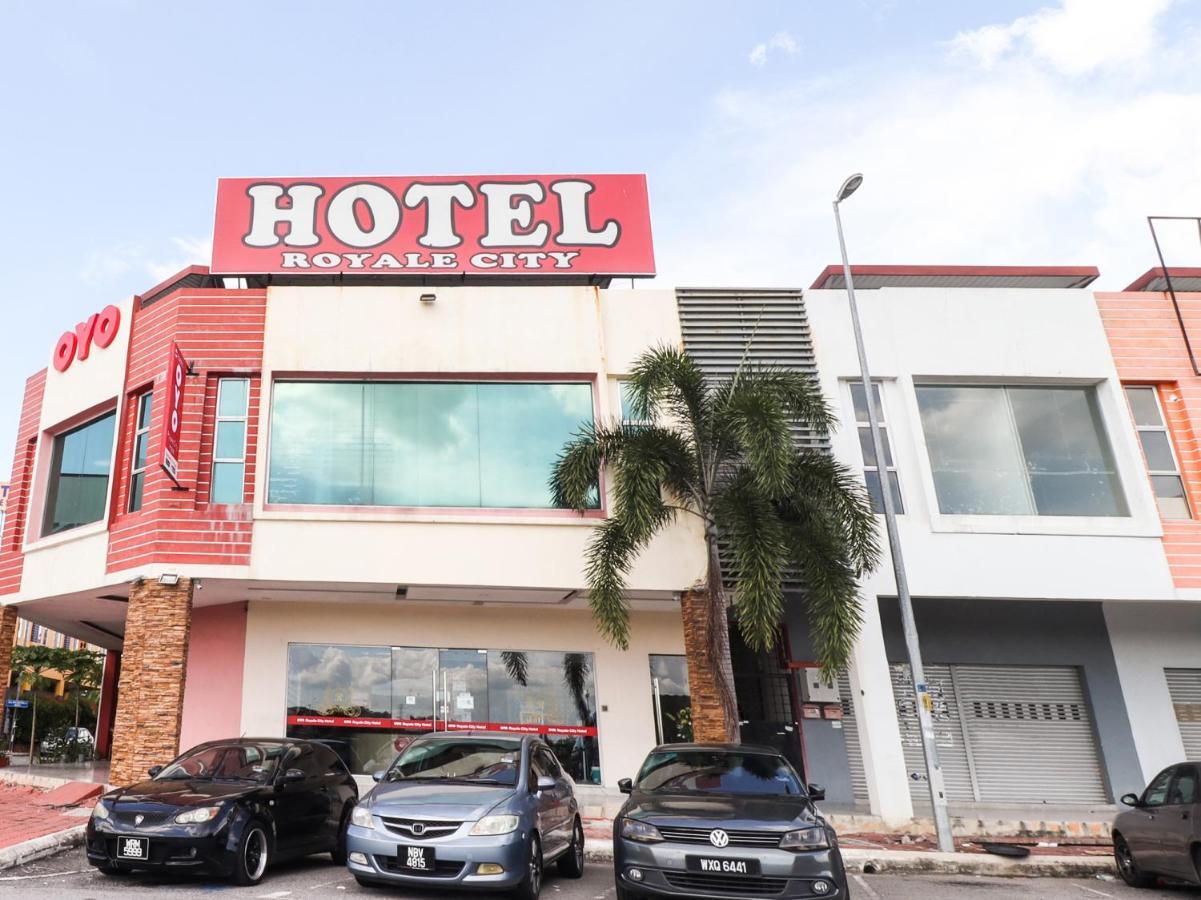 Oyo 89665 Royale City Hotel Sepang Bagian luar foto