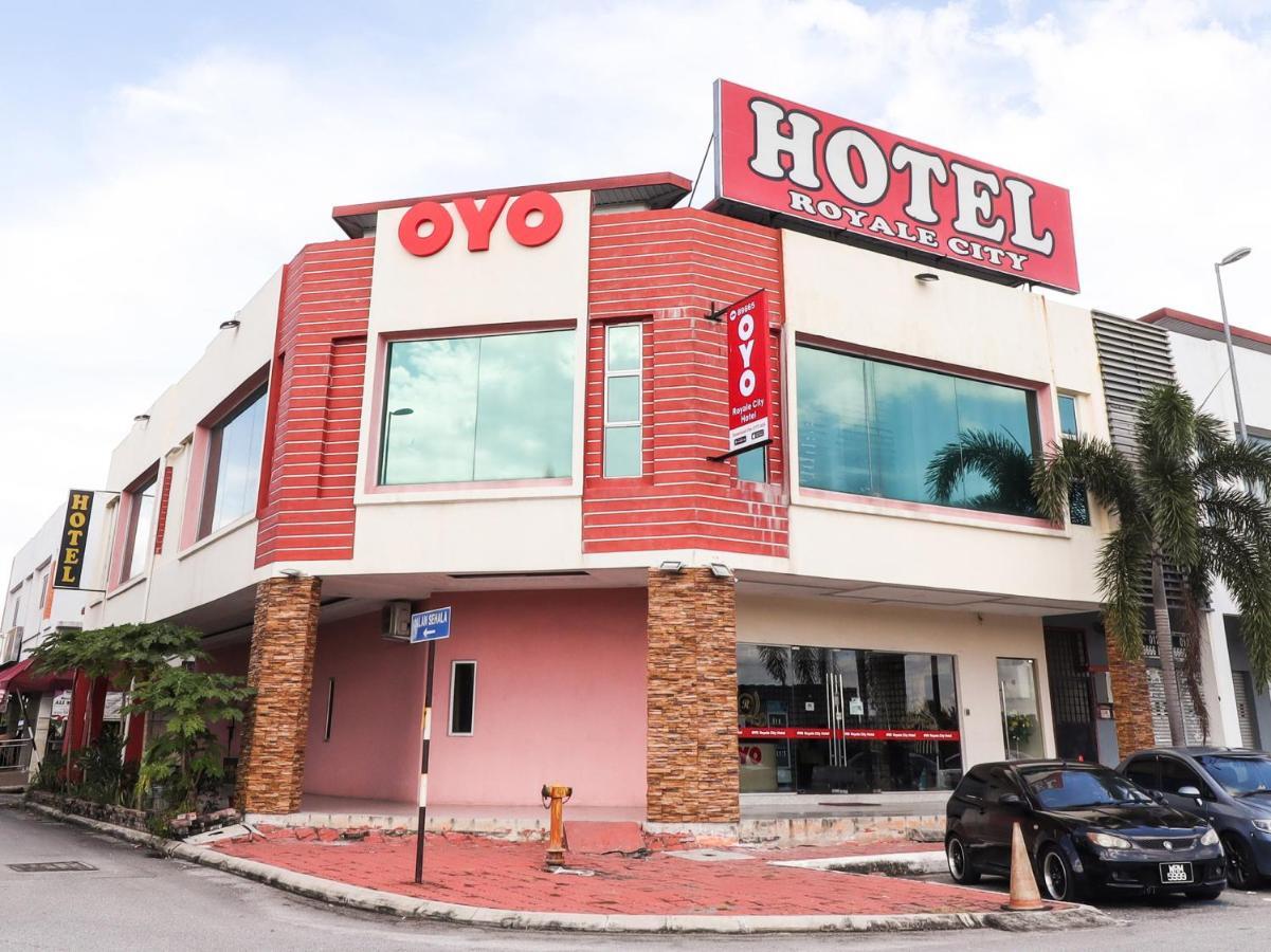 Oyo 89665 Royale City Hotel Sepang Bagian luar foto