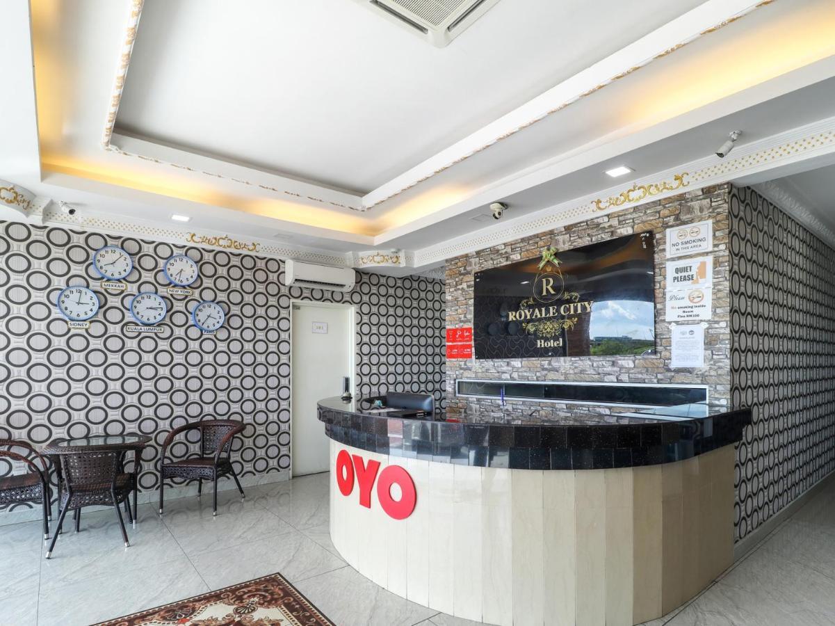 Oyo 89665 Royale City Hotel Sepang Bagian luar foto